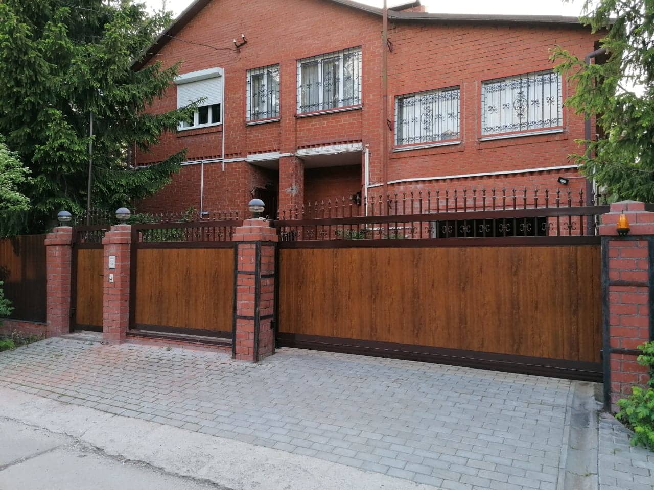 Уличные ворота DoorHan в Азове с установкой