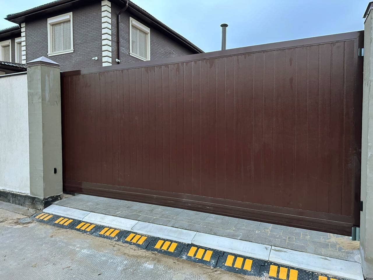 Уличные ворота DoorHan в Азове с установкой